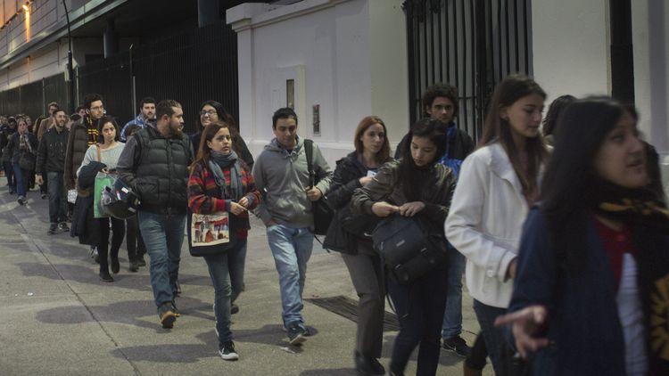 Los jóvenes son los principales afectados por la crisis de empleo y la tasa de desempleo asciende a 20,1%.