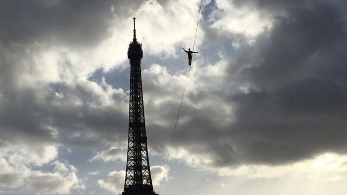 Un equilibrista cruza el Sena en París
