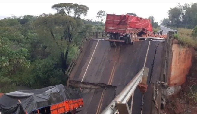 Paraguay: al momento del derrumbe se encontraban sobre la estructura una camioneta, un camión y otro tractocamión. Una mujer está desaparecida