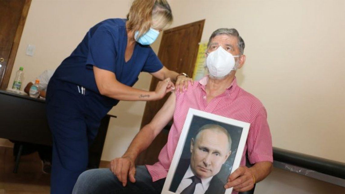 El intendente de Roque Pérez se vacunó con una foto de Putin.