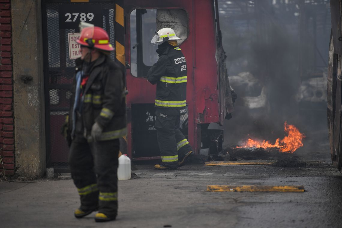 Berazategui: bomberos controlaron un incendio en un playón de colectivos