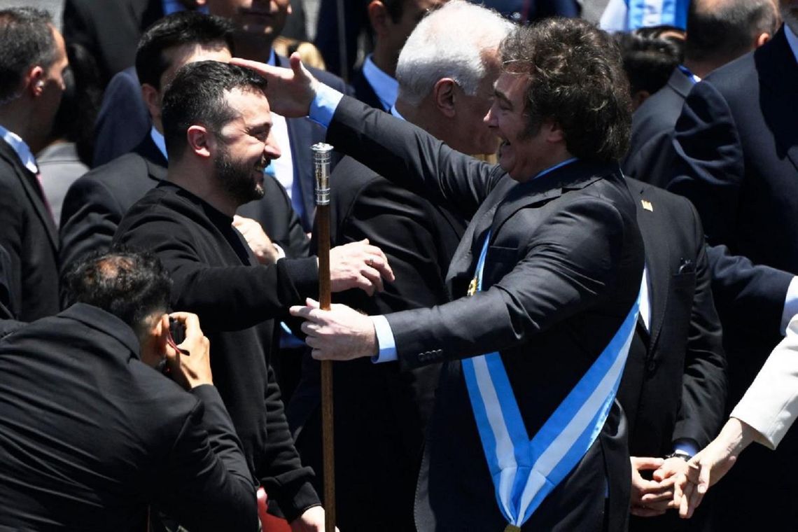 Volodimir Zelenski y Javier Milei, durante el acto de asunción del nuevo presidente argentino.