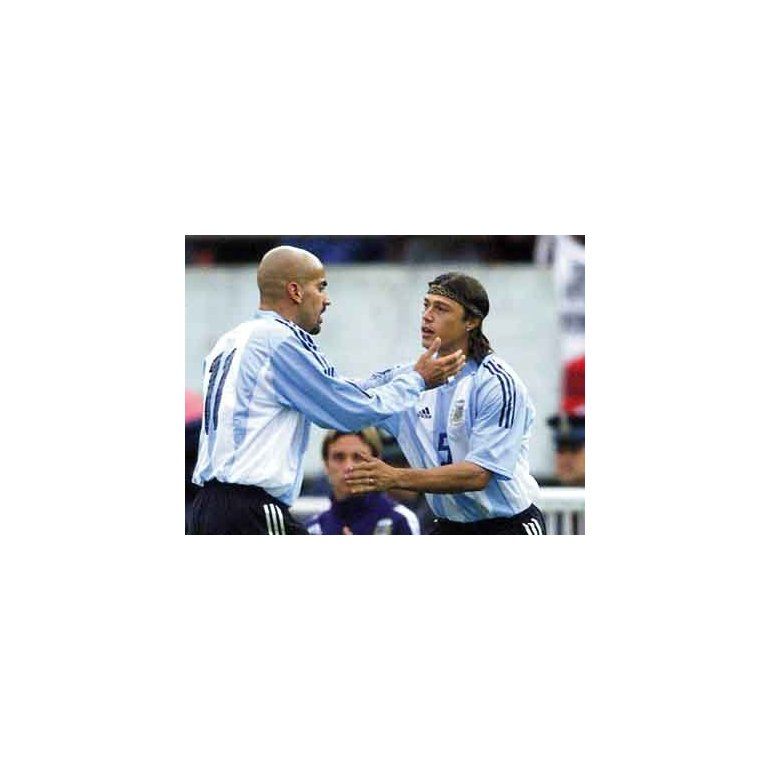 VERON Y ALMEYDA EN LOS TIEMPOS DE SELECCION: AHORA HUBO FUEGO CRUZADO ENTRE AMBOS.