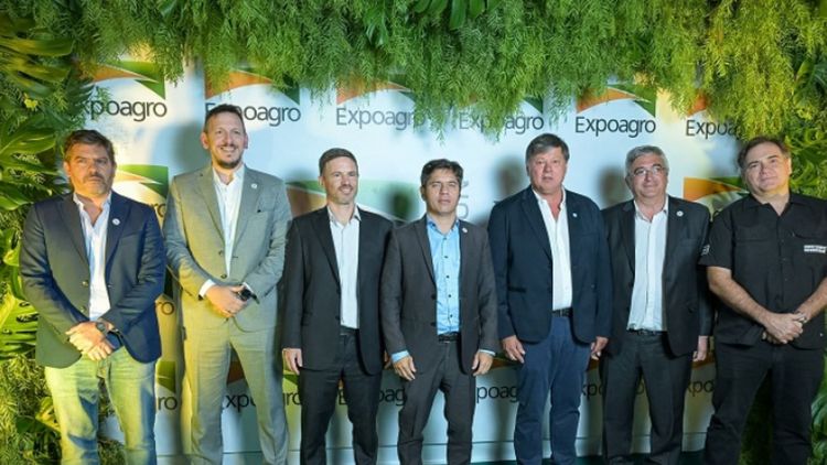 Axel Kicillof junto a diversos funcionarios de su gobierno.