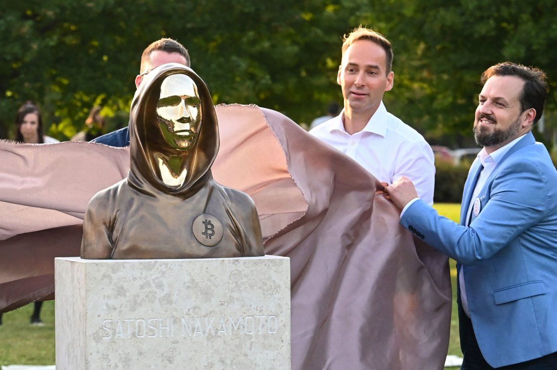 El misterioso creador de Bitcoin ya tiene una estatua en su honor
