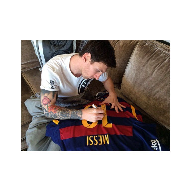 Messi, regalón: le mandó una camiseta a su amigo Ronaldinho