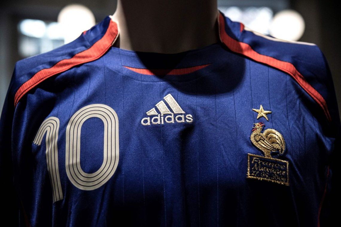 Subastan camisetas míticas de Maradona, Messi y Zidane