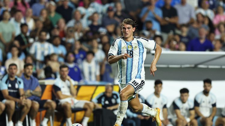 Nico Paz fue titular en la goleada 3-0 de Argentina por el amistoso ante Islandia.