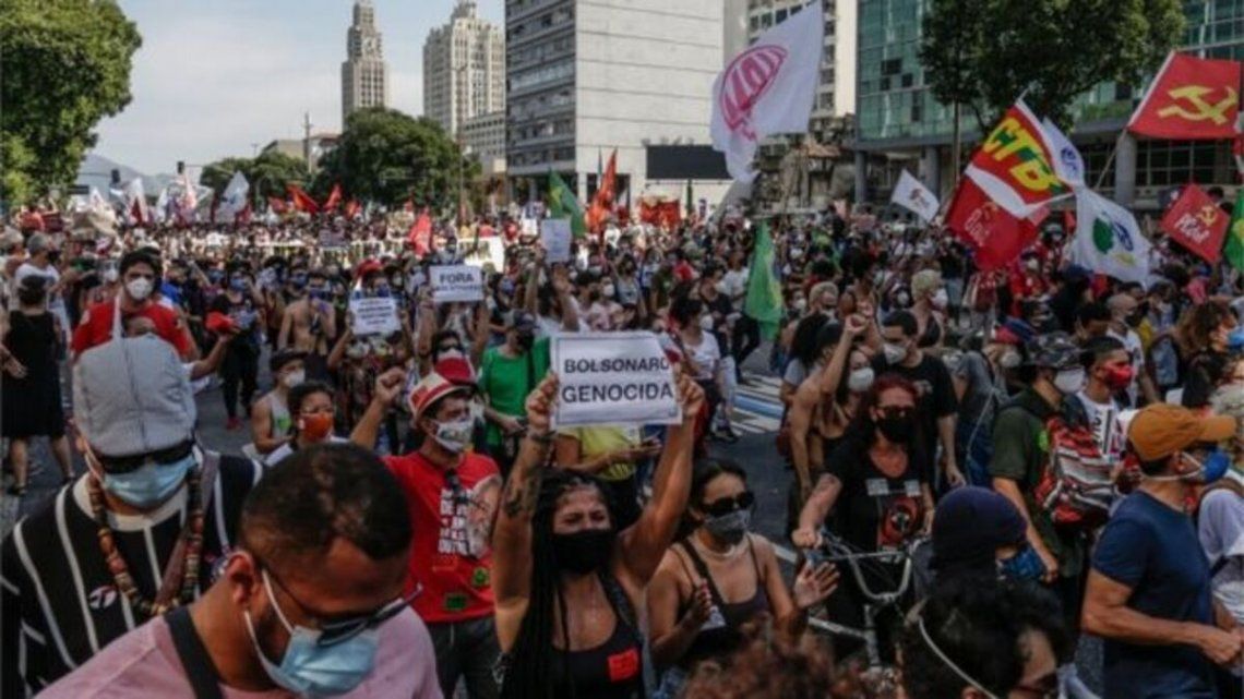 Masivas marchas contra Bolsonaro en Brasil por el medio millón de muertos
