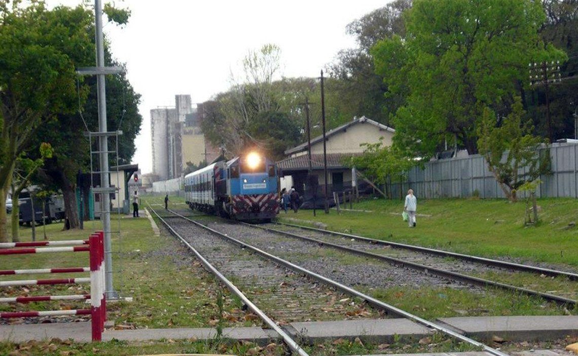 Un tren saliendo de San Justo hacia Haedo