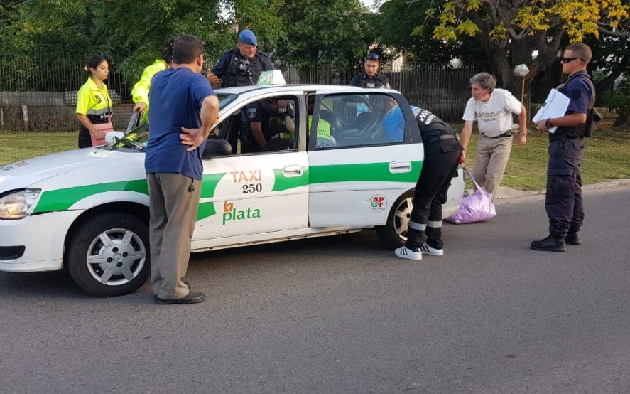 La Plata: una mujer dio a luz en un taxi con la ayuda de agentes de tránsito