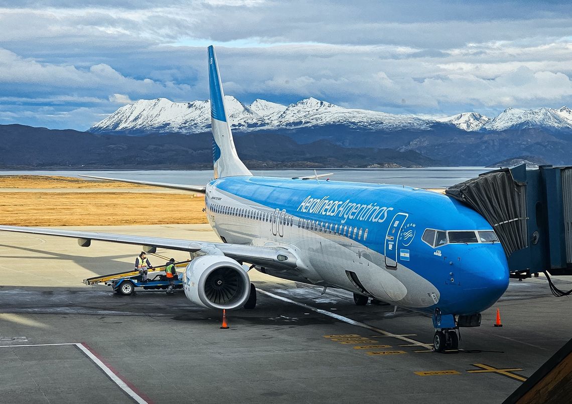 El principal accionista de Aerolíneas Argentinas es el Estado nacional. El principal accionista de Aerolíneas Argentinas es el Estado nacional.