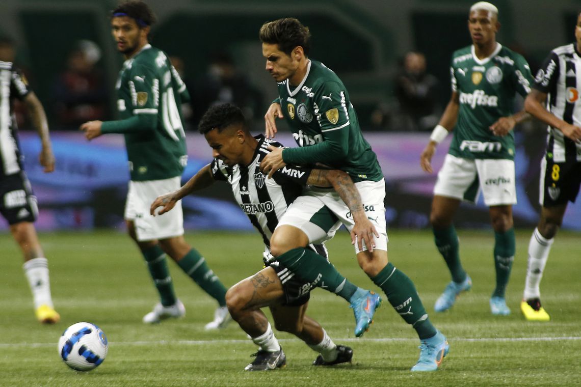 Palmeiras luchó en desventaja numérica y luego se impuso en los penales