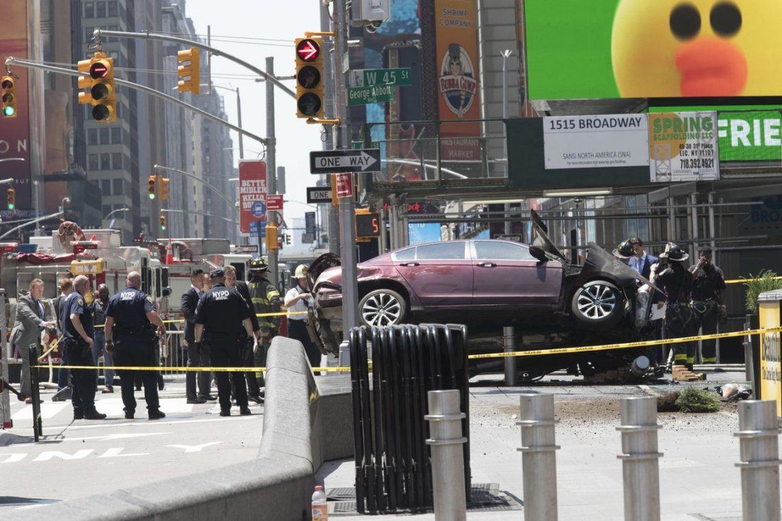 Un auto sin control atropelló a 23 personas en Nueva York: 1 muerto