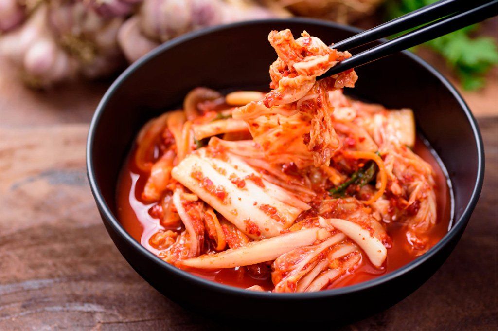El kimchi es un típico plato coreano hecho a base de preparación fermentada que tiene como ingrediente básico la col asiática o repollo. Archivo.