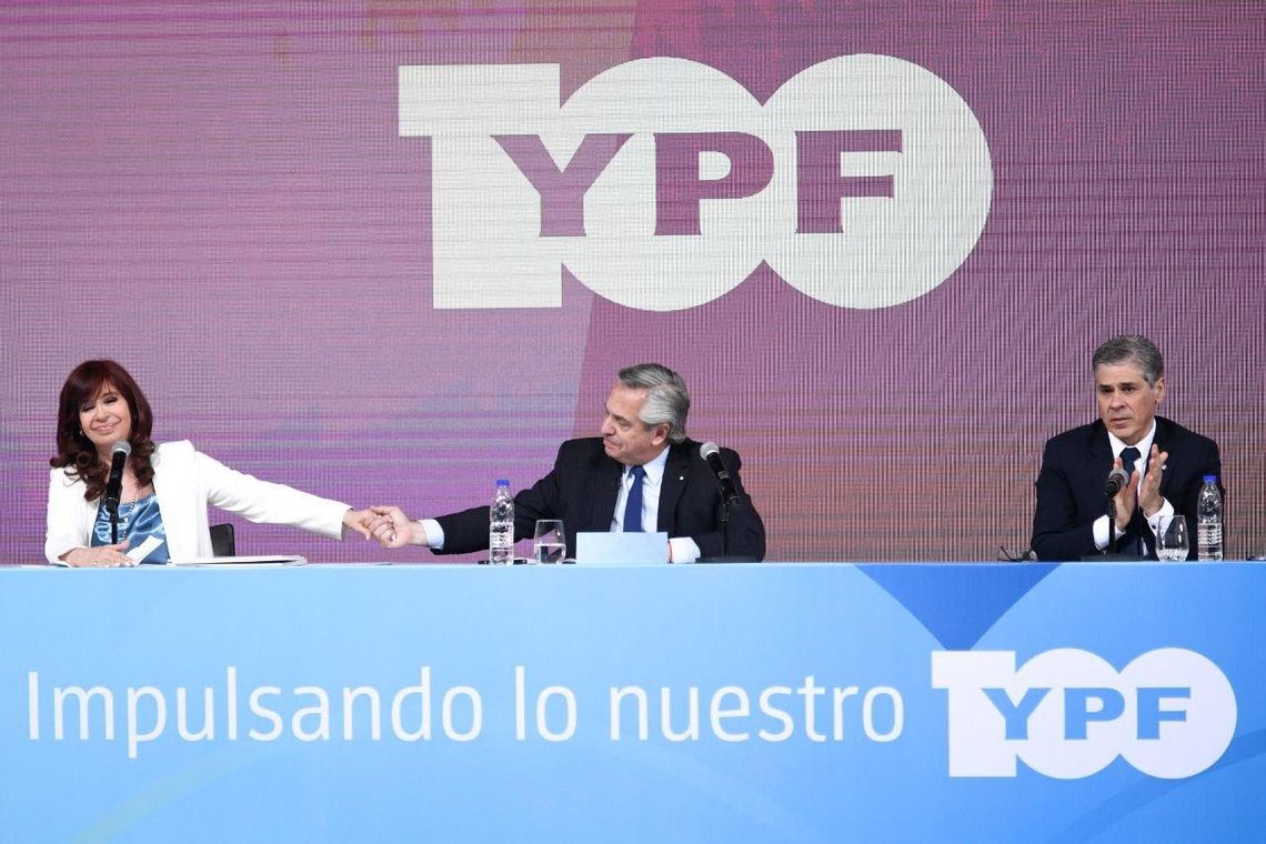 Cristina Kirchner y Alberto Fernández juntos en el acto por el centenario de YPF.