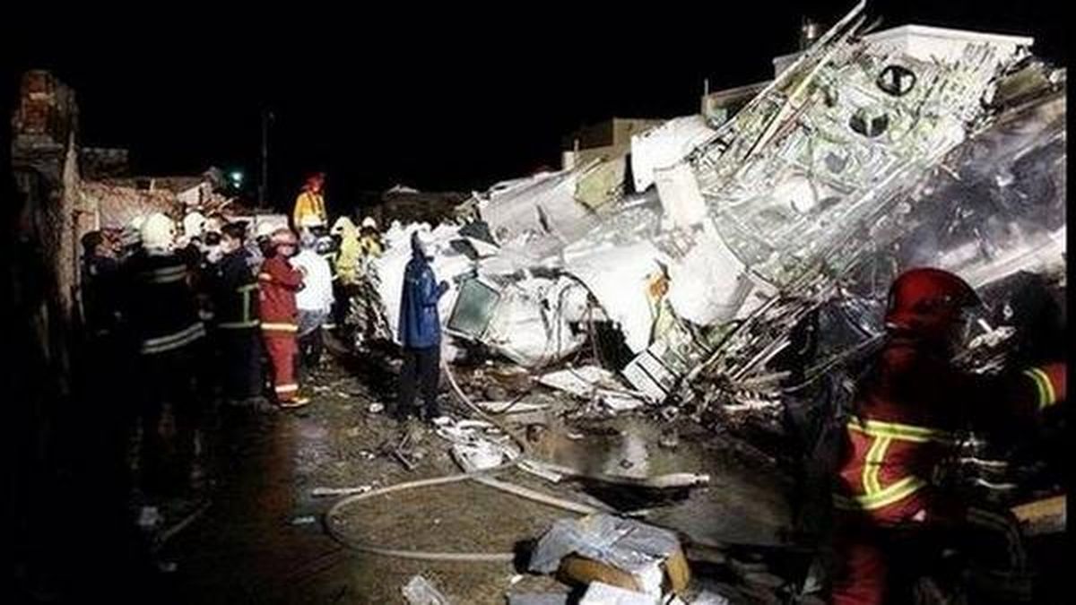 Otra tragedia en el aire cae avión en Taiwán y hay 47 muertos