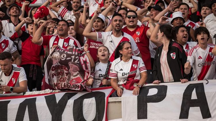 A ver si nos entendemos los jugadores y la popular..., sonó en el recibimiento.