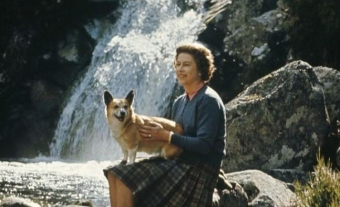 Isabel II y su primera perra corgi
