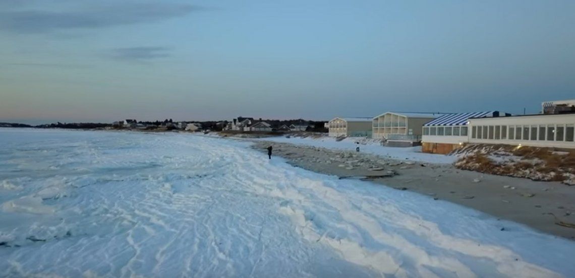 La ola de frío en EEUU congeló el mar de Massachusetts