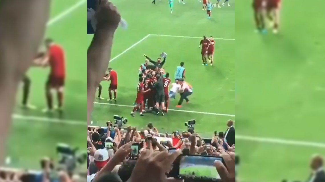 Liverpool - Chelsea: un hincha eufórico lesionó a Adrián San Miguel, el arquero de The Reds