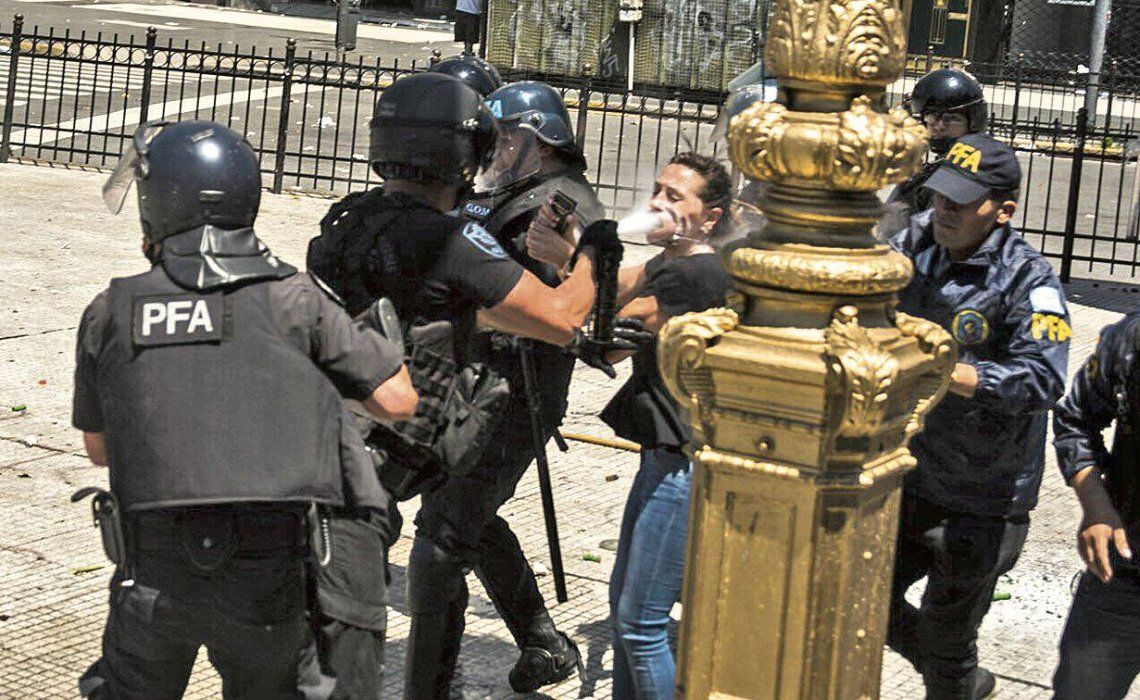 dLa semana pasada la diputada Mayra Mendoza fue agredida con gas pimienta por efectivos policiales.
