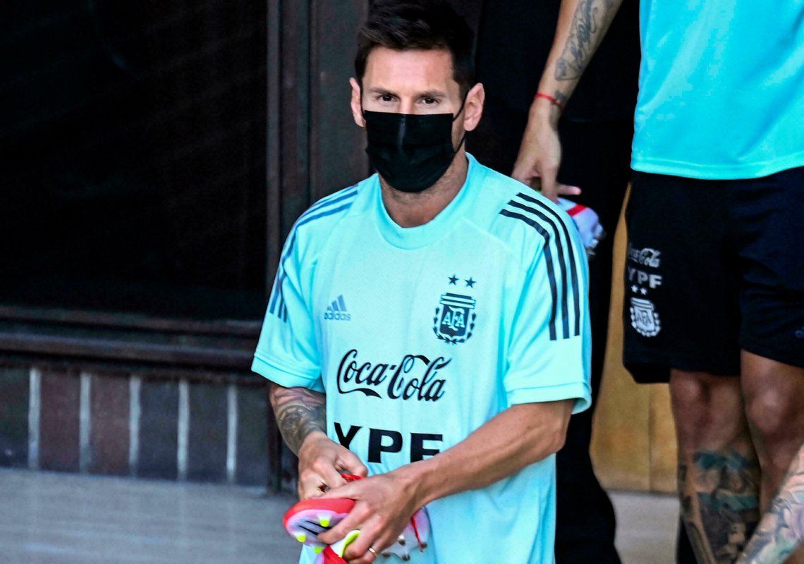 Messi ya se entrena en Caracas pensando en sumar puntos que aseguren la clasificación.