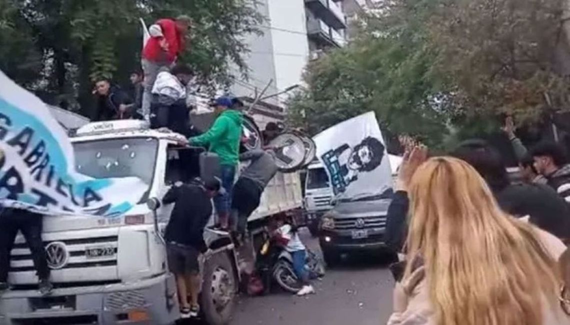 La conductora de la moto habría intentado sobrepasar a una camioneta