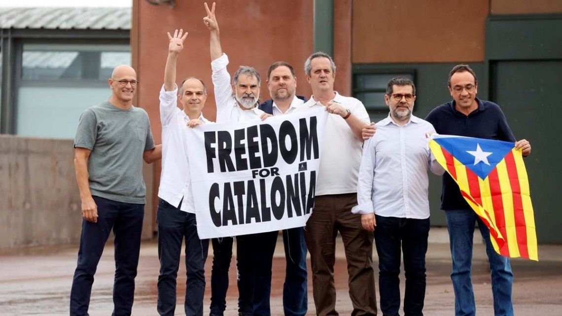 Siete de los nueve líderes independentistas catalanes indultados se fotografiaron a la salida de la prisión.