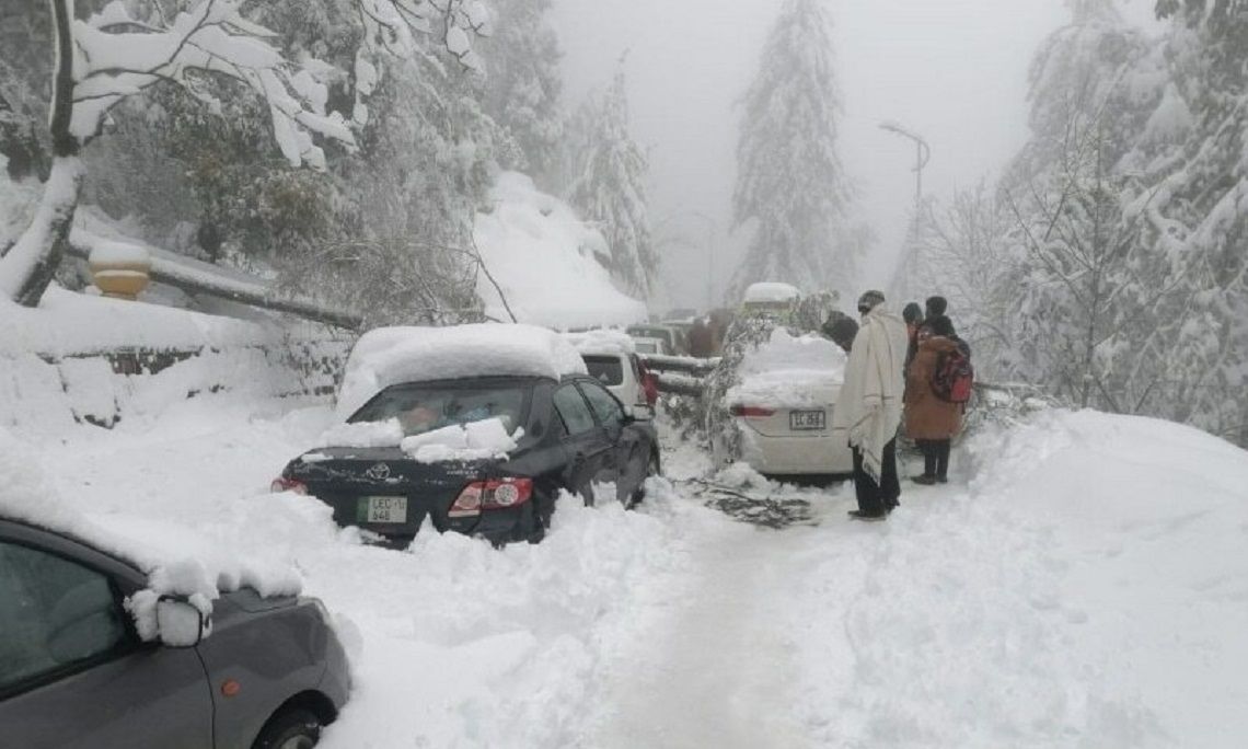 Pakistán: al menos 19 personas murieron atrapadas en sus autos en medio de fuertes nevadas