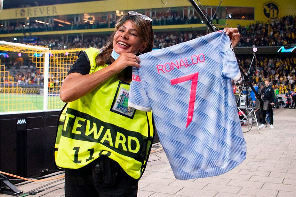 Sonrisa luego del susto: la mujer que recibió el pelotazo posa con la camiseta de Cristiano Ronaldo.