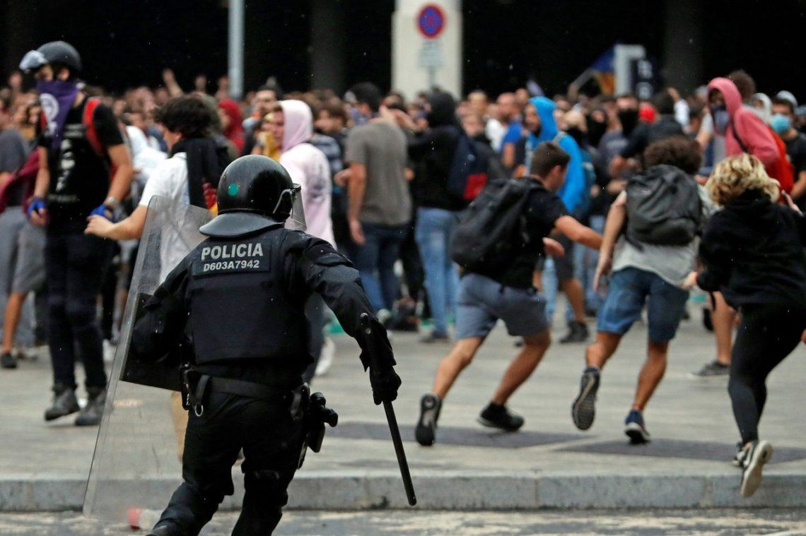 España: pedido de detención para Puigdemont y graves incidentes entre policías e independentistas catalanes
