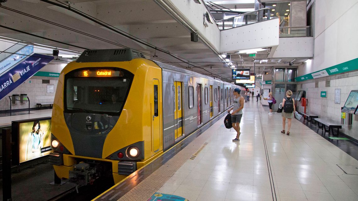 El subte de Buenos Aires transporta a unos 644 mil usuarios por día.