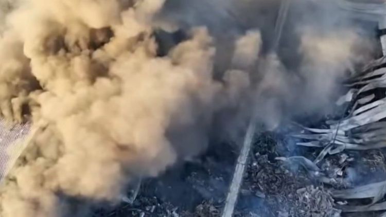 Según informaron desde bomberos, una chispa de soldadura habría originado el fuego mientras unos trabajadores realizaban tareas en una parte nueva del galpón.&nbsp;