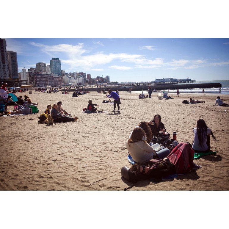 El buen clima les regaló a los turistas un lindo día de playa en Semana Santa