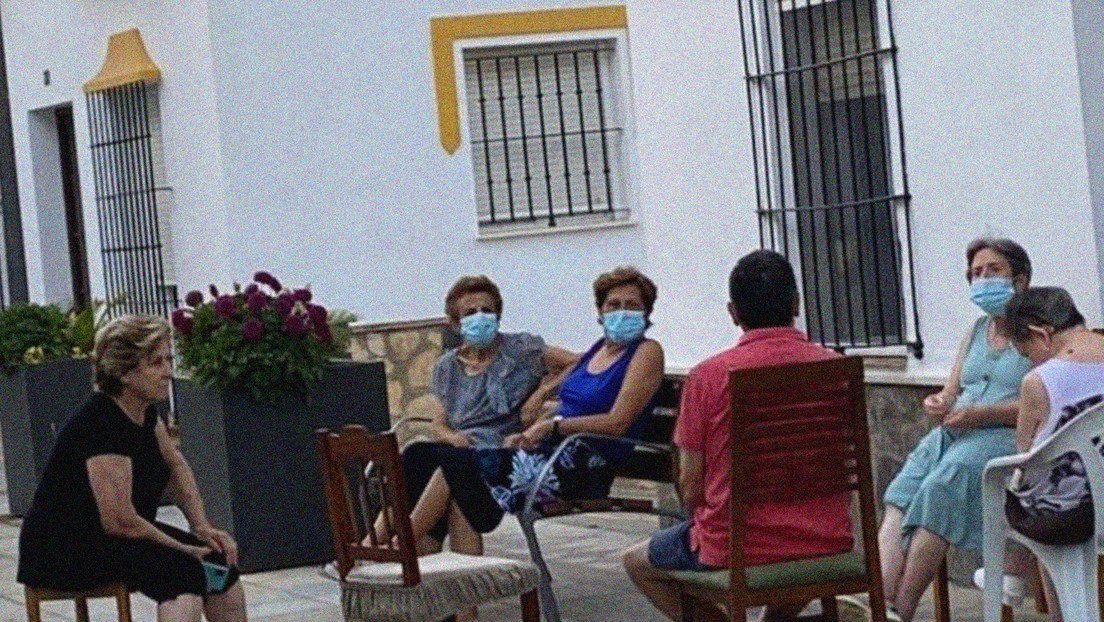 Vecinos reunidos en el municipio de Algar, en la provincia de Cádiz, España