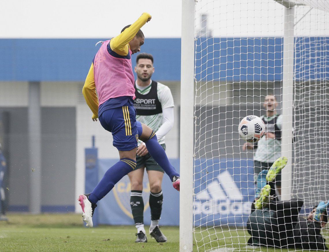 Medina puso el primero para Boca tras un rebote del arquero de Sarmiento
