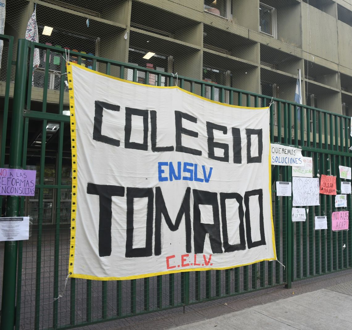 Grupos de estudiantes mantienen las tomas en la Ciudad de Buenos Aires.
