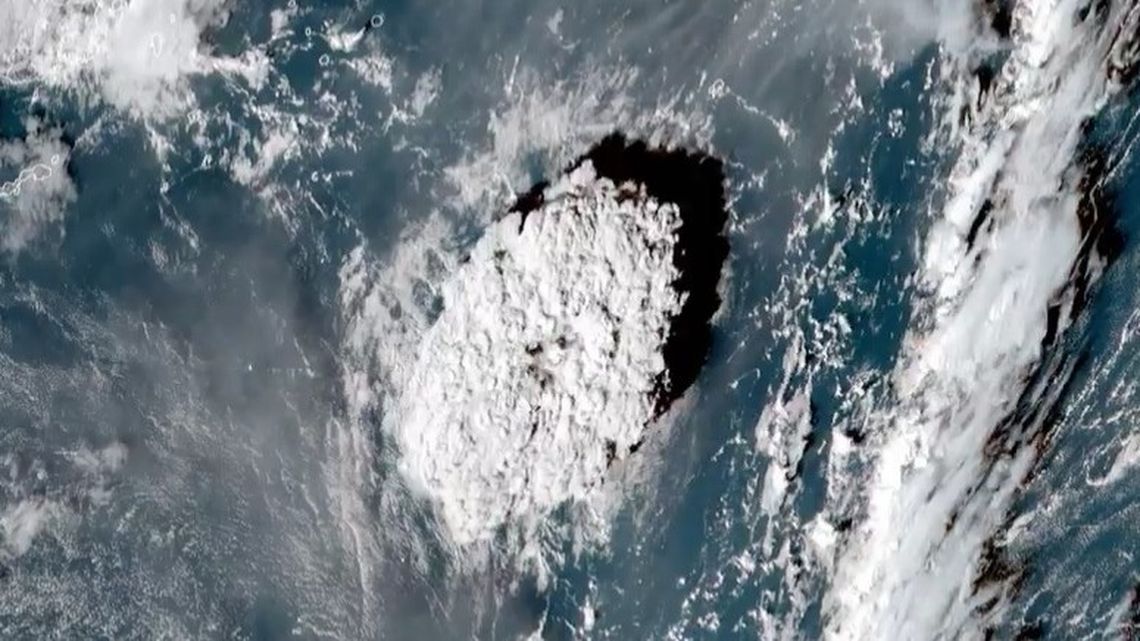 Una imagen satelital muestra el momento de la erupción submarina.