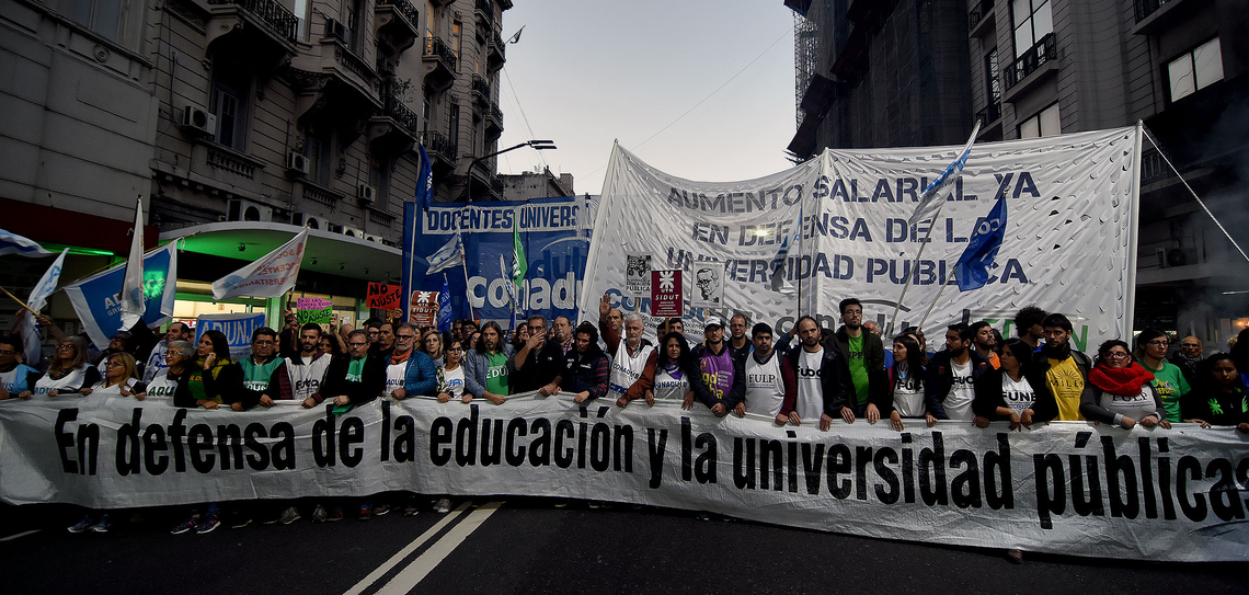 La marcha fue convocada de manera conjunta por el Frente Sindical de Universidades Nacionales que nuclea a los gremios docentes y no docentes.