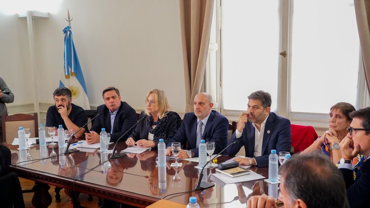 La titular de la Junta Electoral, Hilda Kogan, junto a referentes de Fuerza Patria, en una reunión celebrada semanas atrás.
