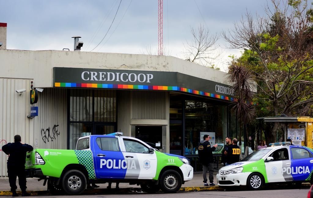 La Plata: ladrones disfrazados robaron un banco y se llevaron millones del tesoro