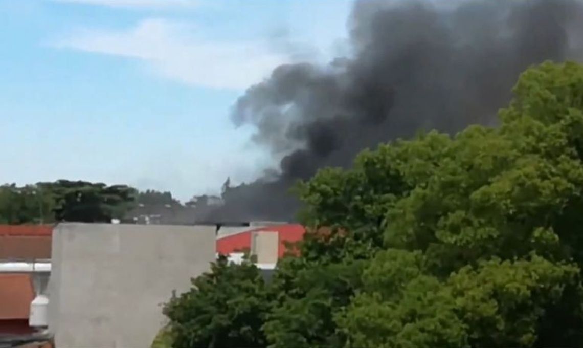 Hurlingham: ocho dotaciones de bomberos combatían un incendio en una fábrica de pinturas