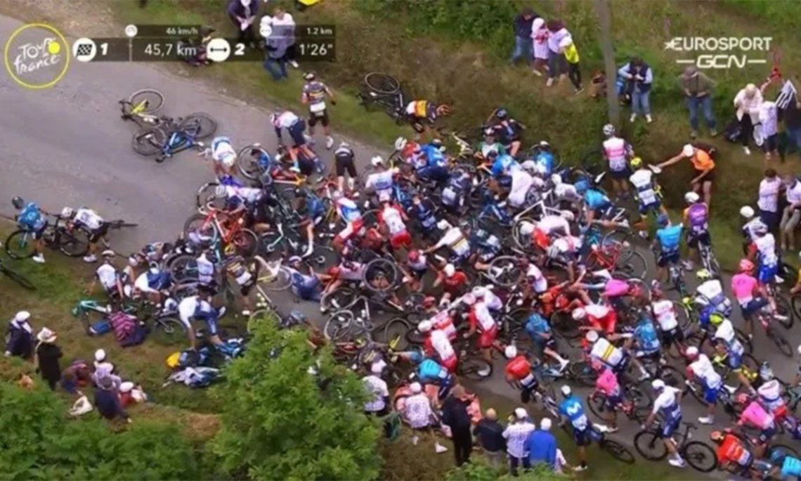 Tour de Francia: Aficionado provoca terrible caída masiva.