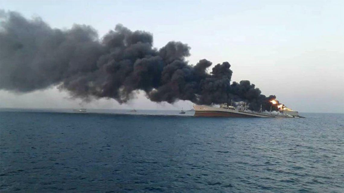 Irán: Incendio y hundimiento de un barco de su Armada.