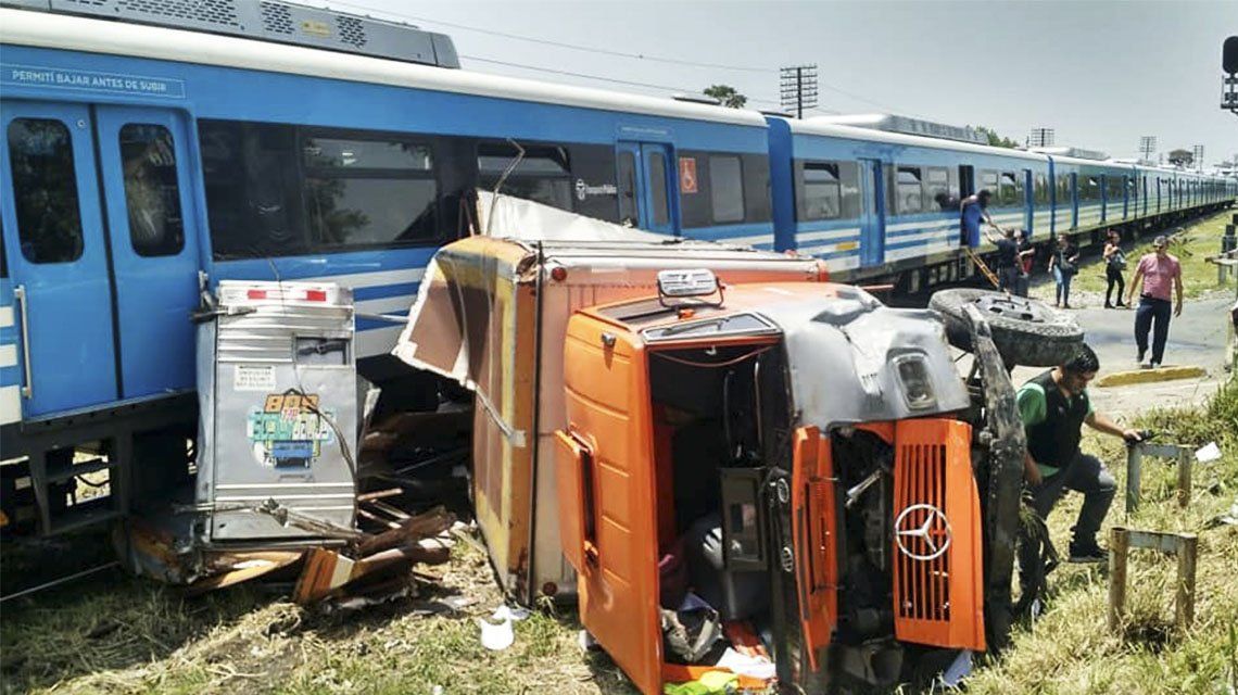 Haedo| Un tren de la línea Sarmiento embistió a un camión: dos heridos