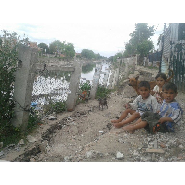 Drama en Bernal: viviendas corren peligro de caer al arroyo Las Piedras