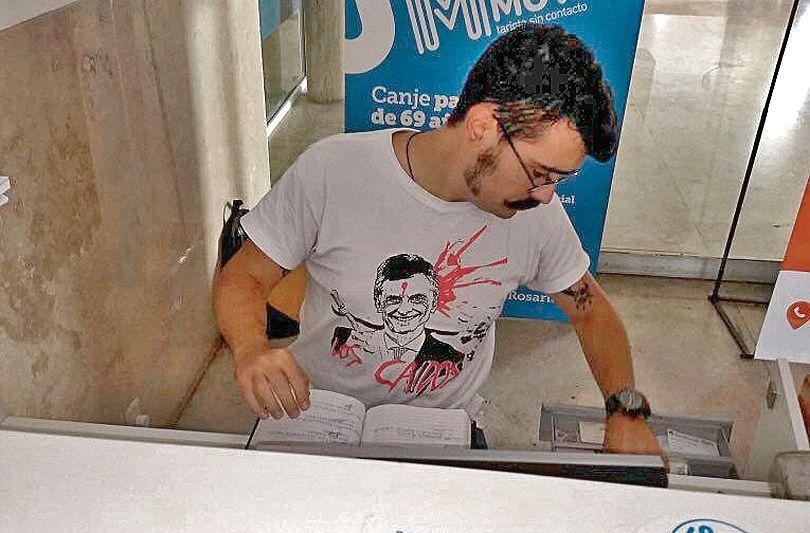 Rosario: empleado municipal fue a trabajar con remera que agravió al presidente