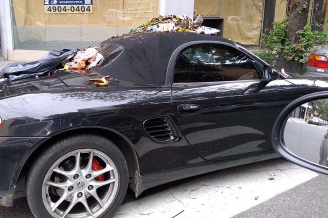 Dejó su Porsche tapando una rampa y los vecinos no se lo perdonaron: la reacción del dueño