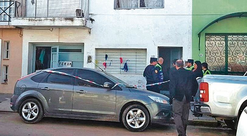 dPersonal policial frente a la vivienda donde hallaron sin vida a Romero.